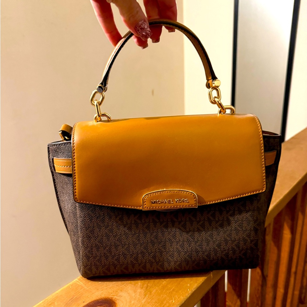 Michael Kors Purse, NWOT, never used! Excellent condition!